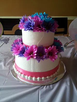 Round tiers with purple and teal flowers